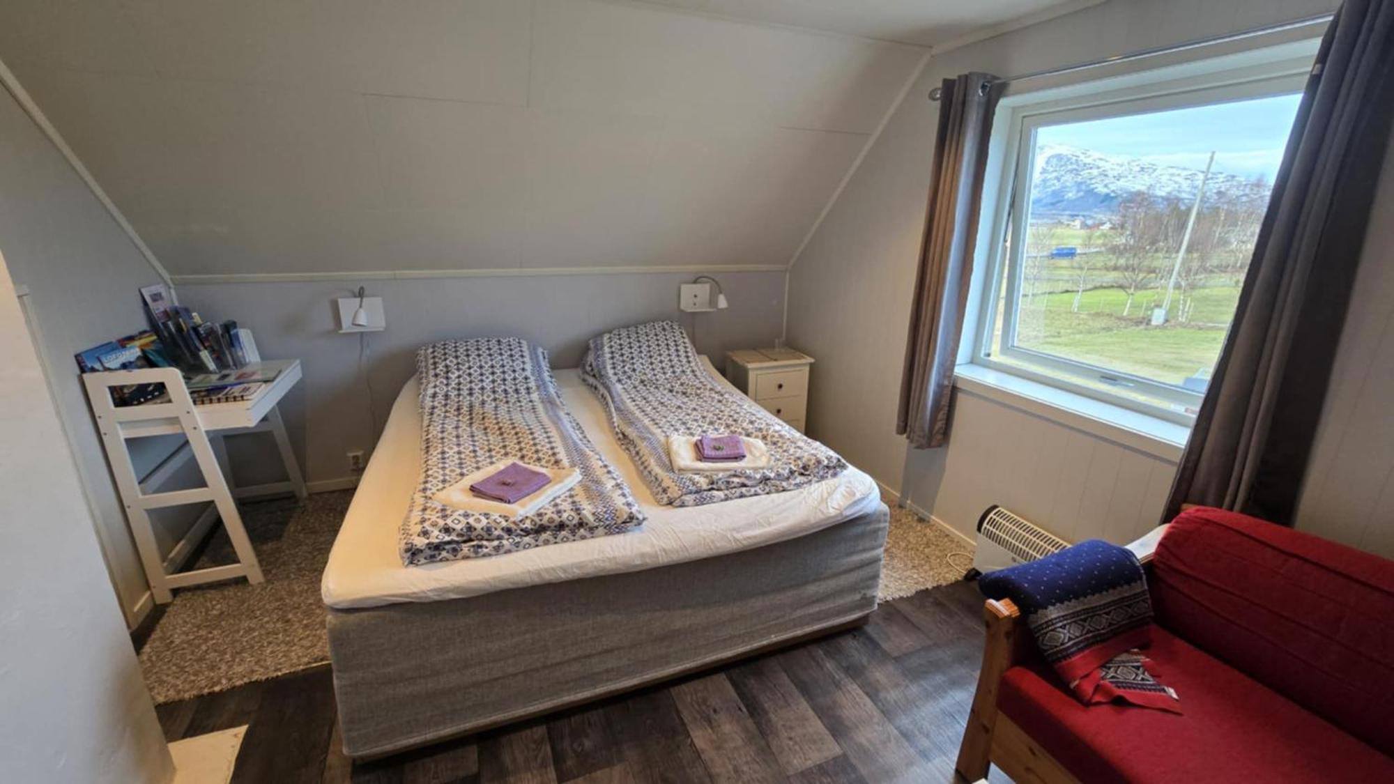 1 In The Yellow House, Close To Airport & Lofoten *