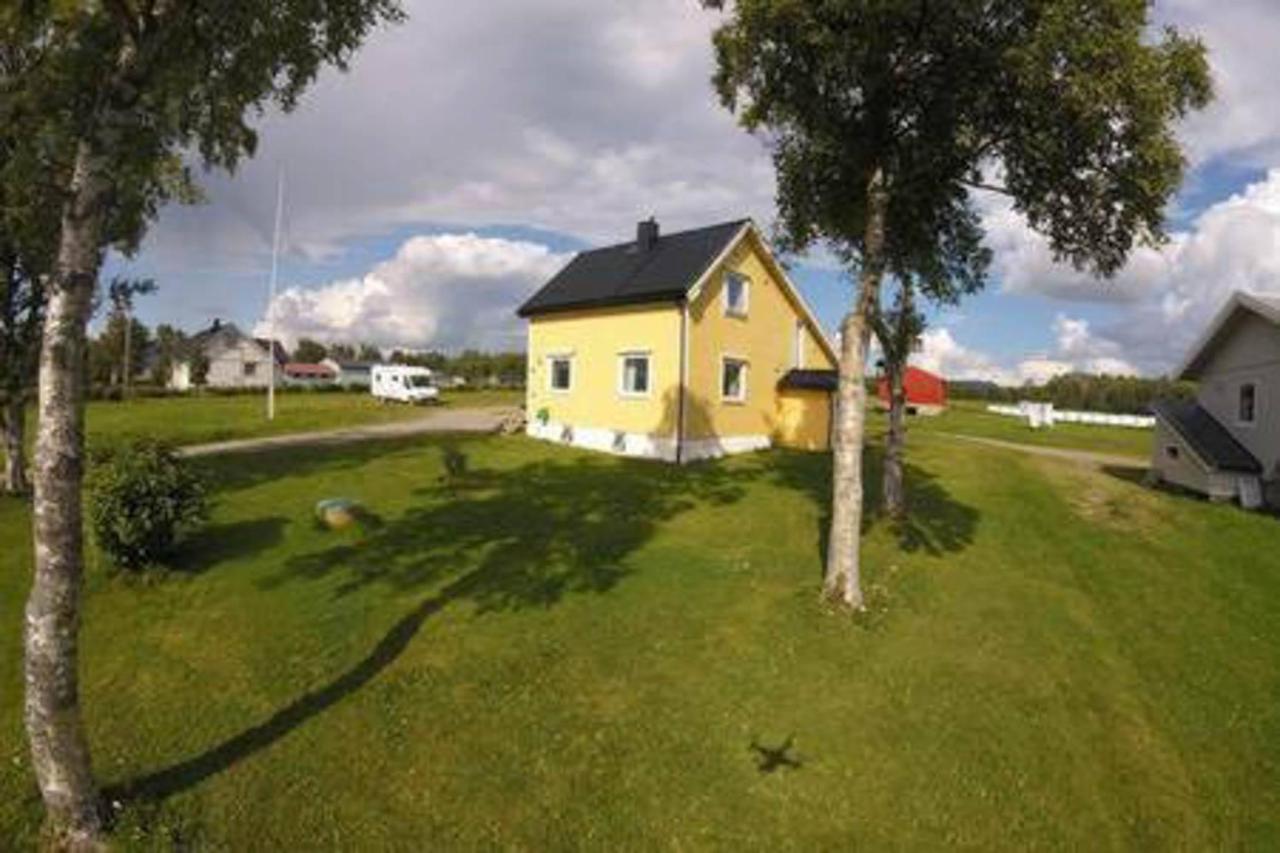 Homestay 1 In The Yellow House, Close To Airport & Lofoten Evenskjer